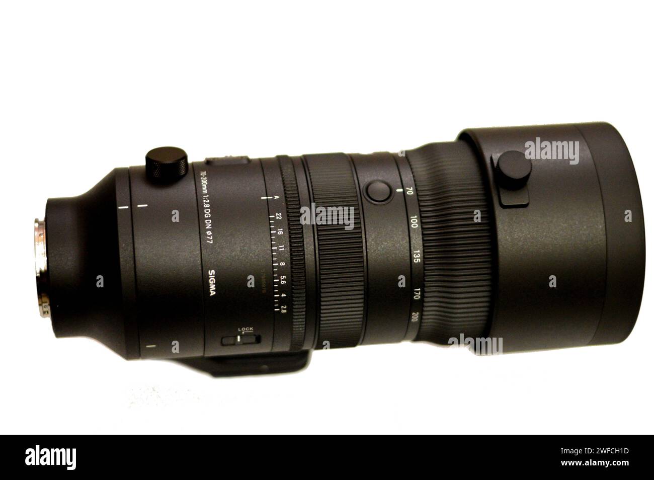 Kairo, Ägypten, 25. Januar 2024: Das neue Sigma 70-200mm f: 2,8 DG DN OS Sportobjektiv (Sony E-Mount), große F2,8-Blende für stabile und hohe Beschreibungen Stockfoto