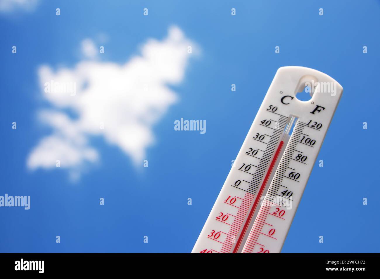 Heiße Temperatur, Thermometer am Himmel mit Sonnenschein im Sommer zeigen höheres Wetter, Konzept globale Erwärmung. Stockfoto