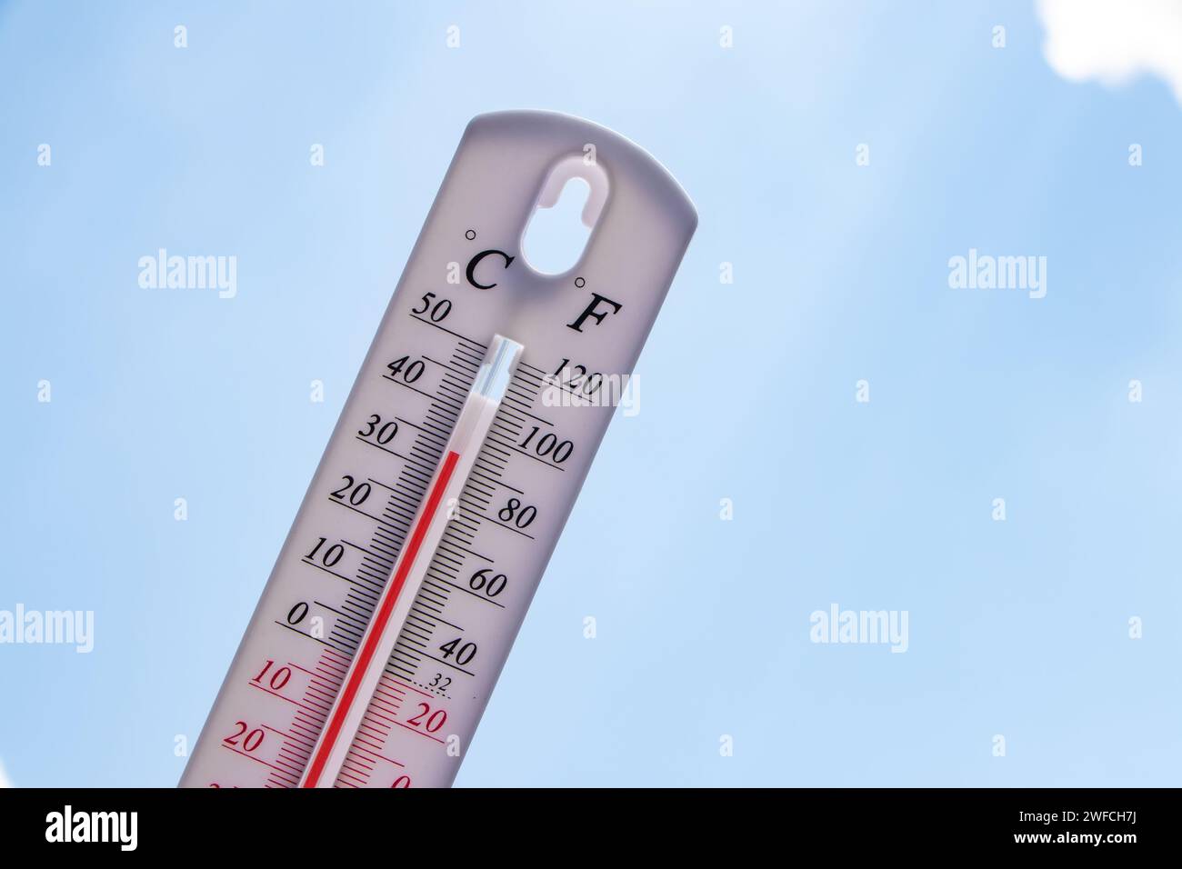 Heiße Temperatur, Thermometer am Himmel mit Sonnenschein im Sommer zeigen höheres Wetter, Konzept globale Erwärmung. Stockfoto