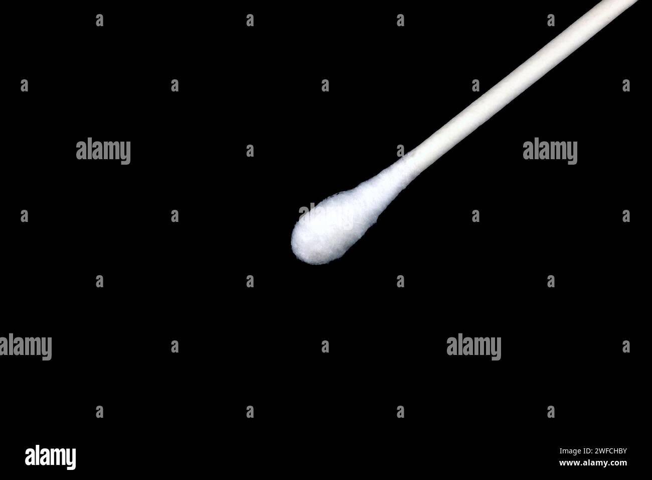 Spitze des Wattestäbchens vom Typ Q-Tips Nahaufnahme Makro auf schwarzem Hintergrund mit Kopierraum. Stockfoto