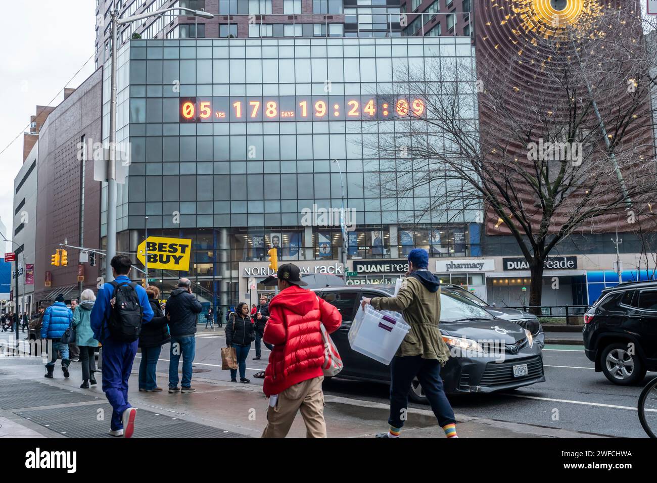 Die „Klimauhr“ auf dem Union Square zählt die verbleibende Zeit herunter, bis wir die Emissionen Null erreichen und die globale Temperatur nicht auf über 1,5 °C ansteigen müssen, wie sie am Donnerstag, den 25. Januar 2024 zu sehen ist. (© Richard B. Levine) Stockfoto