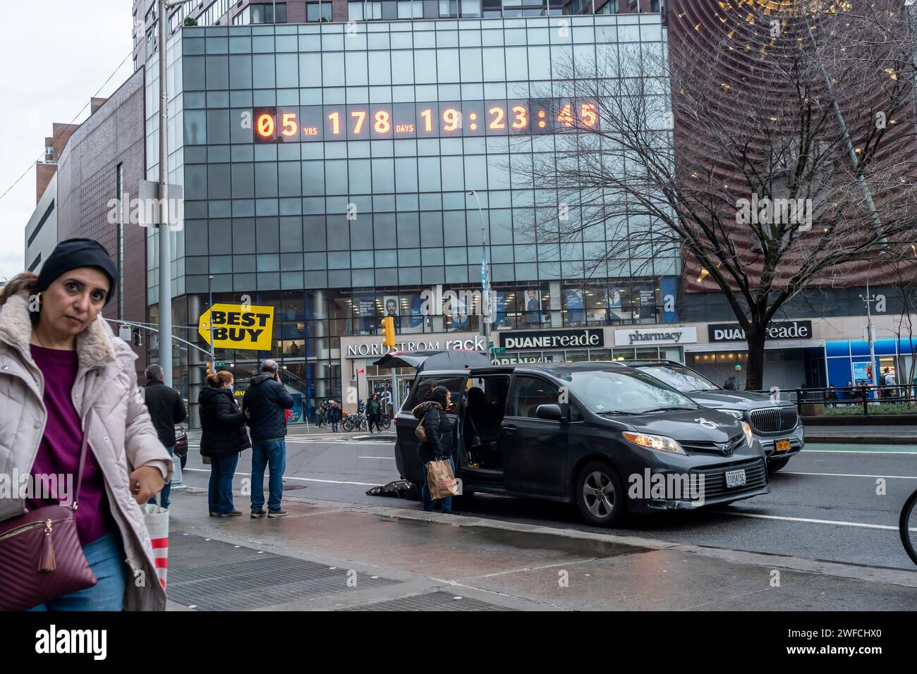 Die „Klimauhr“ auf dem Union Square zählt die verbleibende Zeit herunter, bis wir die Emissionen Null erreichen und die globale Temperatur nicht auf über 1,5 °C ansteigen müssen, wie sie am Donnerstag, den 25. Januar 2024 zu sehen ist. (© Richard B. Levine) Stockfoto