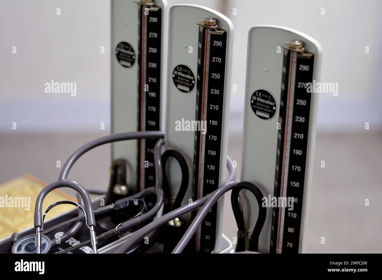 Kairo, Ägypten, 20. Januar 2024: Riester Blutdruckmessgerät misst Quecksilber-Sphygmomanometer, mit aufblasbarer Manschette, um zusammenzubrechen und dann das AR freizugeben Stockfoto