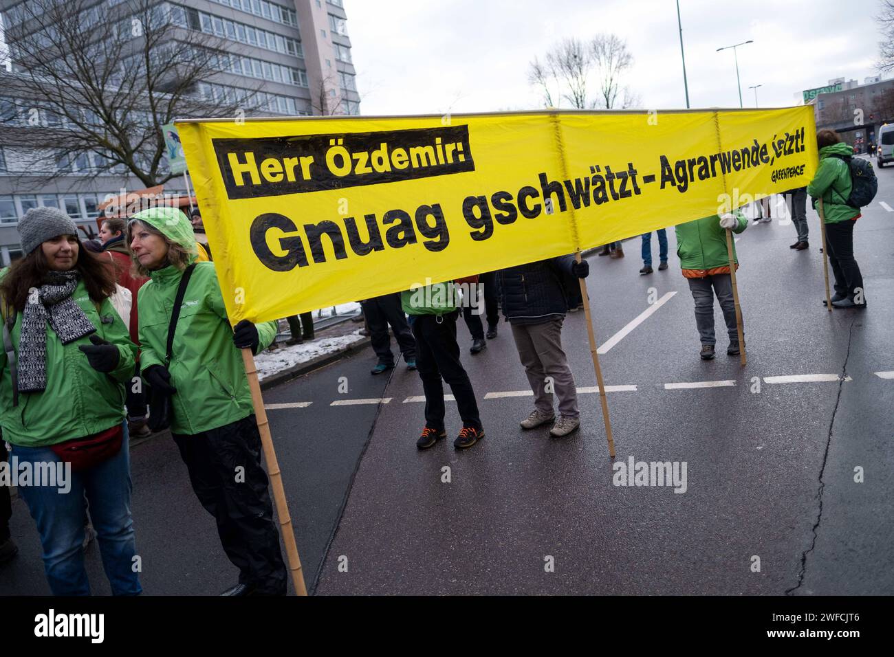 Demonstration von Landwirten, Klima- und Tierschützern unter dem Motto Wir haben es satt für eine Wende in der Agrarpolitik. Auch Landwirte mit ihren Traktoren beteiligten sich an der Demonstration. / Demonstration von Landwirten, Klima- und Tierschutzaktivisten unter dem Motto Wir haben die Nase voll von einem Wandel in der Agrarpolitik. Auch die Landwirte nahmen an der Demonstration mit ihren Traktoren Teil. Schnappschuss-Fotografie/K.M.Krause *** Demonstration von Landwirten, Klima- und Tierschutzaktivisten unter dem Motto Wir haben es satt, eine Änderung in der Agrarpolitik zu ändern Stockfoto