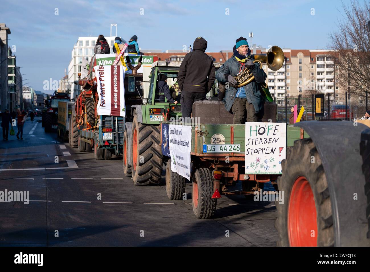 Demonstration von Landwirten, Klima- und Tierschützern unter dem Motto Wir haben es satt für eine Wende in der Agrarpolitik. Auch Landwirte mit ihren Traktoren beteiligten sich an der Demonstration. / Demonstration von Landwirten, Klima- und Tierschutzaktivisten unter dem Motto Wir haben die Nase voll von einem Wandel in der Agrarpolitik. Auch die Landwirte nahmen an der Demonstration mit ihren Traktoren Teil. Schnappschuss-Fotografie/K.M.Krause *** Demonstration von Landwirten, Klima- und Tierschutzaktivisten unter dem Motto Wir haben es satt, eine Änderung in der Agrarpolitik zu ändern Stockfoto