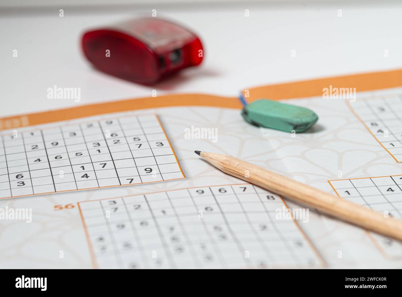 Sudoku-Puzzle. Stift- und Stiftspitzer und Radiergummi. Stockfoto