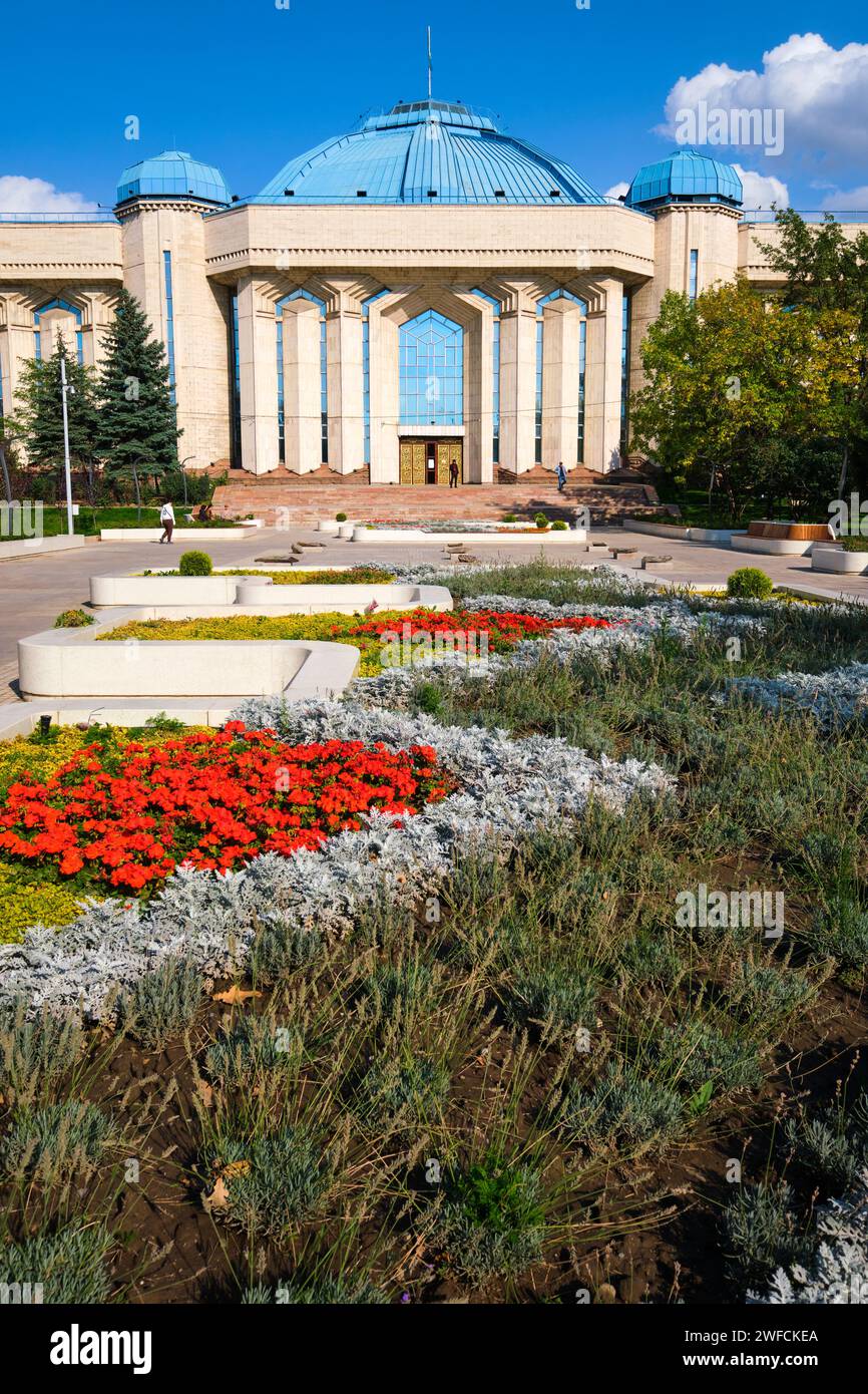 Außenansicht des Vordereingangs mit blühenden Blumen. Im Zentralen Staatsmuseum der Republik Kasachstan in Almaty, Kasachstan. Stockfoto