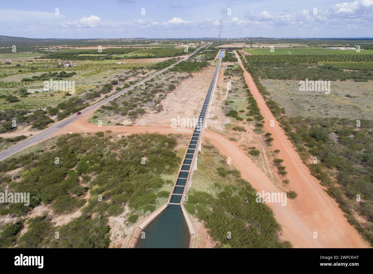 Ansicht der Drohne des Aquädukts - sekundärer Bewässerungskanal des Nilo Coelho - Projekts - São Francisco Valley - Stockfoto