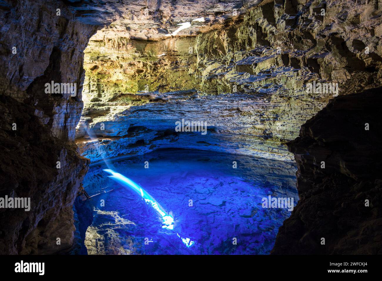 Reflexion des Sonnenlichts auf den Gewässern des Poco Encantado in Chapada Diamantina Lokal: Itaeté , Bahia , Brasilien Datum: 08/2014 Code: 02DIB891 Autor:an Stockfoto