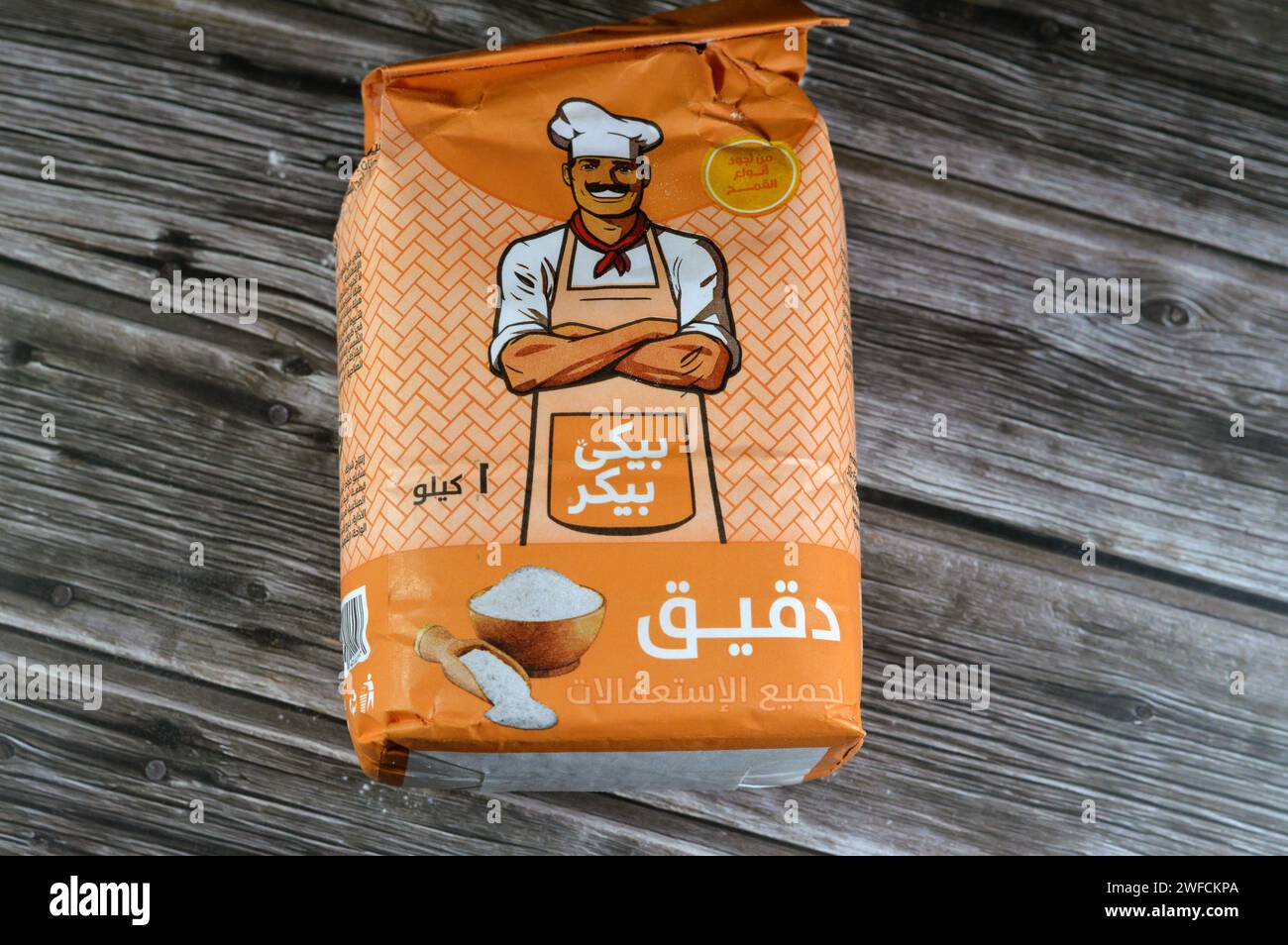 Kairo, Ägypten, 27. Januar 2024: Wählerischer Bäcker Allzweckmehl, Bäckerei süß, Mehl ist ein Pulver, das durch Mahlen von rohen Körnern, Wurzeln, Bohnen, Nüssen oder Samen hergestellt wird Stockfoto