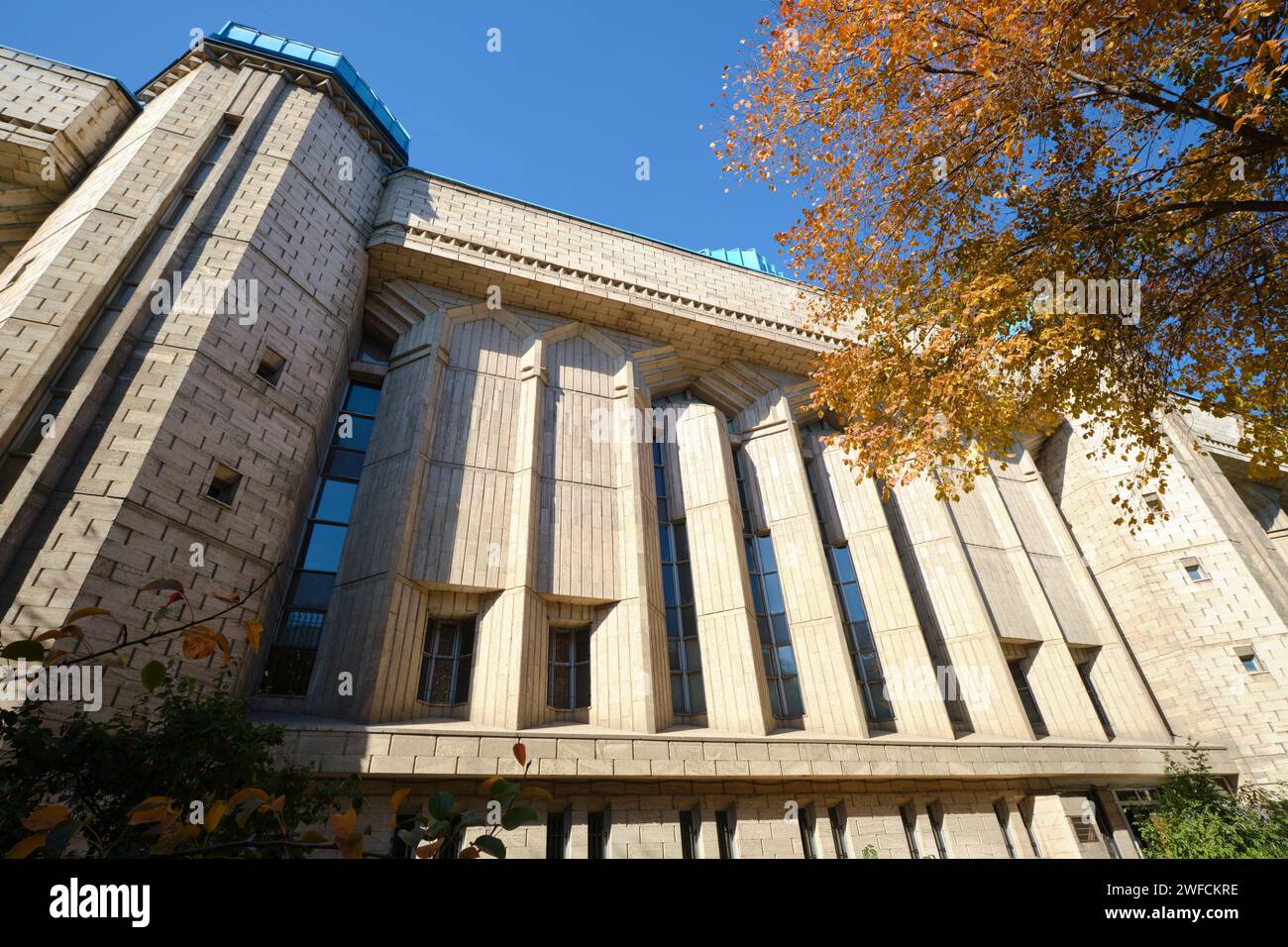 Außenansicht des sozialistischen Gebäudes im modernistischen Stil. Im Zentralen Staatsmuseum der Republik Kasachstan in Almaty, Kasachstan. Stockfoto