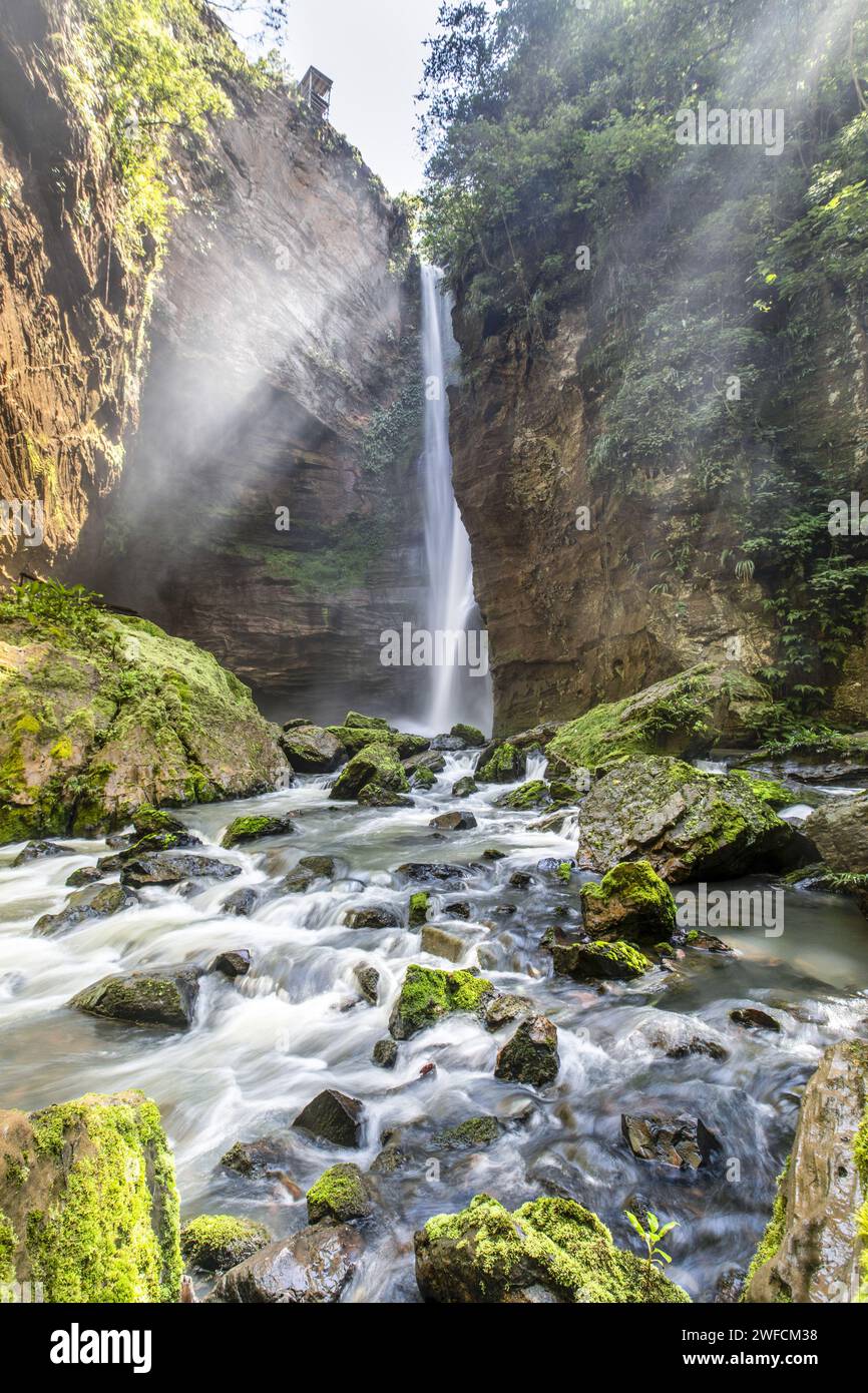 Santa Bárbara Wasserfall im touristischen Komplex Poco Azul - gebildet durch das Wasser des Flusses Cocal - Tischplatte Stockfoto