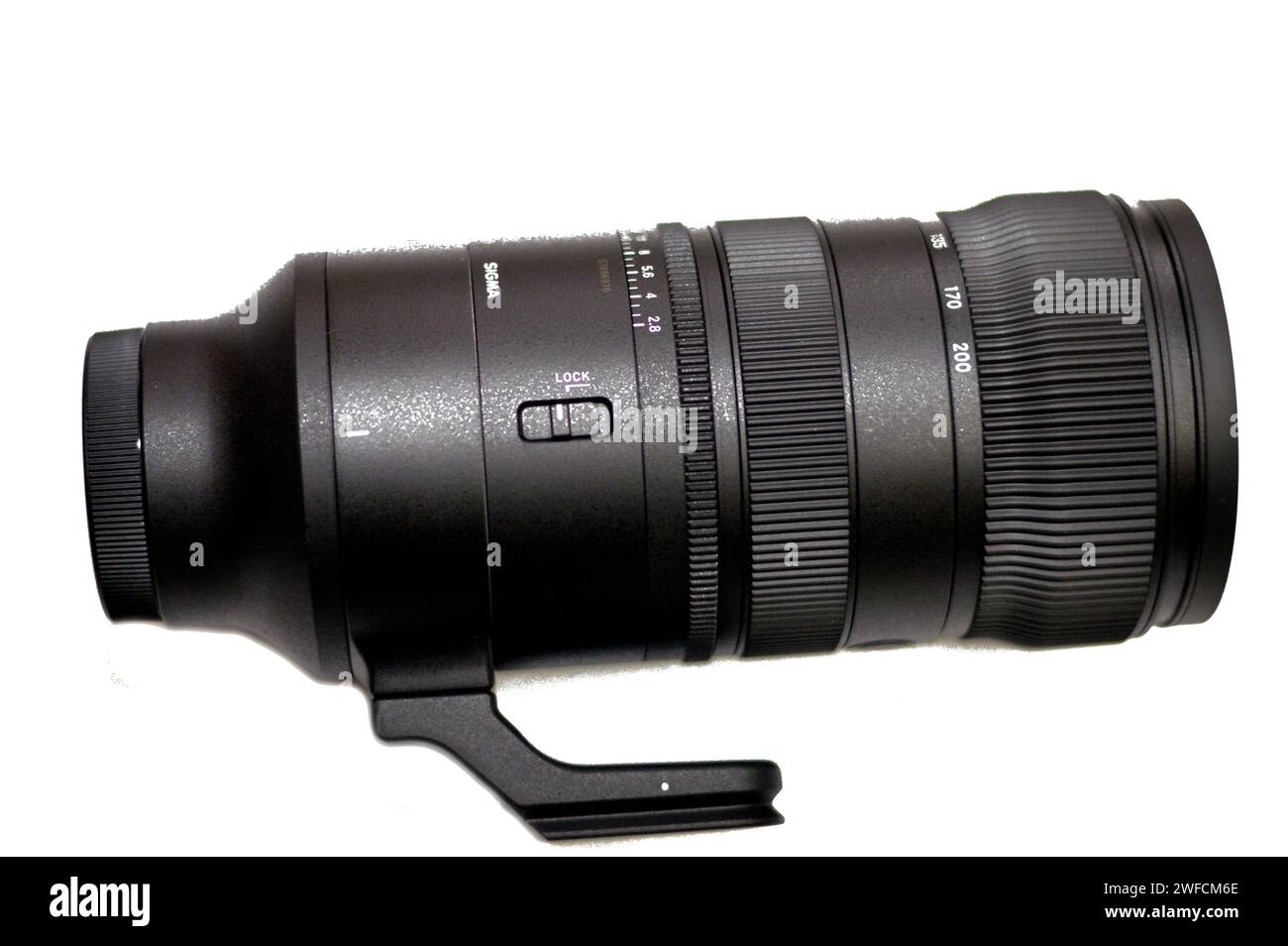 Kairo, Ägypten, 25. Januar 2024: Das neue Sigma 70-200mm f: 2,8 DG DN OS Sportobjektiv (Sony E-Mount), große F2,8-Blende für stabile und hohe Beschreibungen Stockfoto