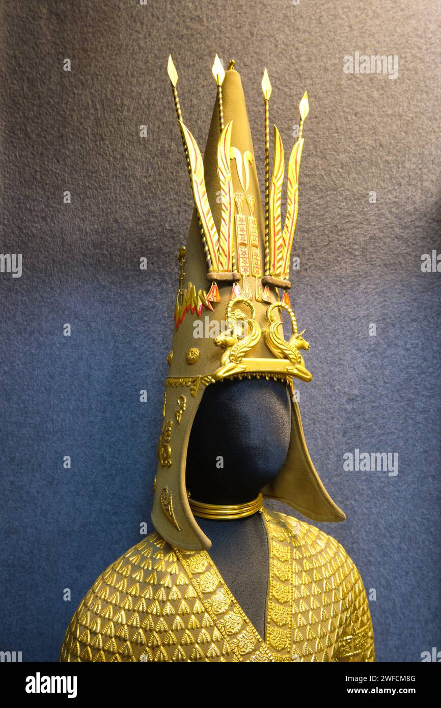 Eine Nachbildung, Nachbildung des berühmten Golden man Kleides, Kleidung, Kleiderschrank, ein Symbol des Landes. Im Zentralen Staatsmuseum der Republik Kasak Stockfoto