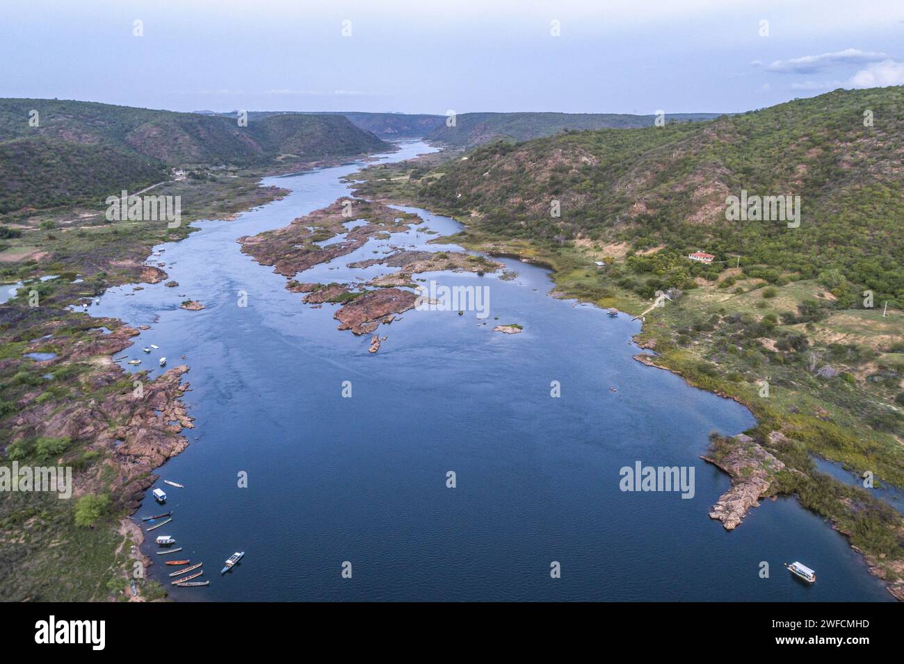 Blick auf den Fluss São Francisco in der Mitte der caatinga in der Abenddämmerung - natürliche Grenze zwischen den bundesstaaten Alagoas auf der rechten Seite und Sergipe auf der linken Seite Stockfoto