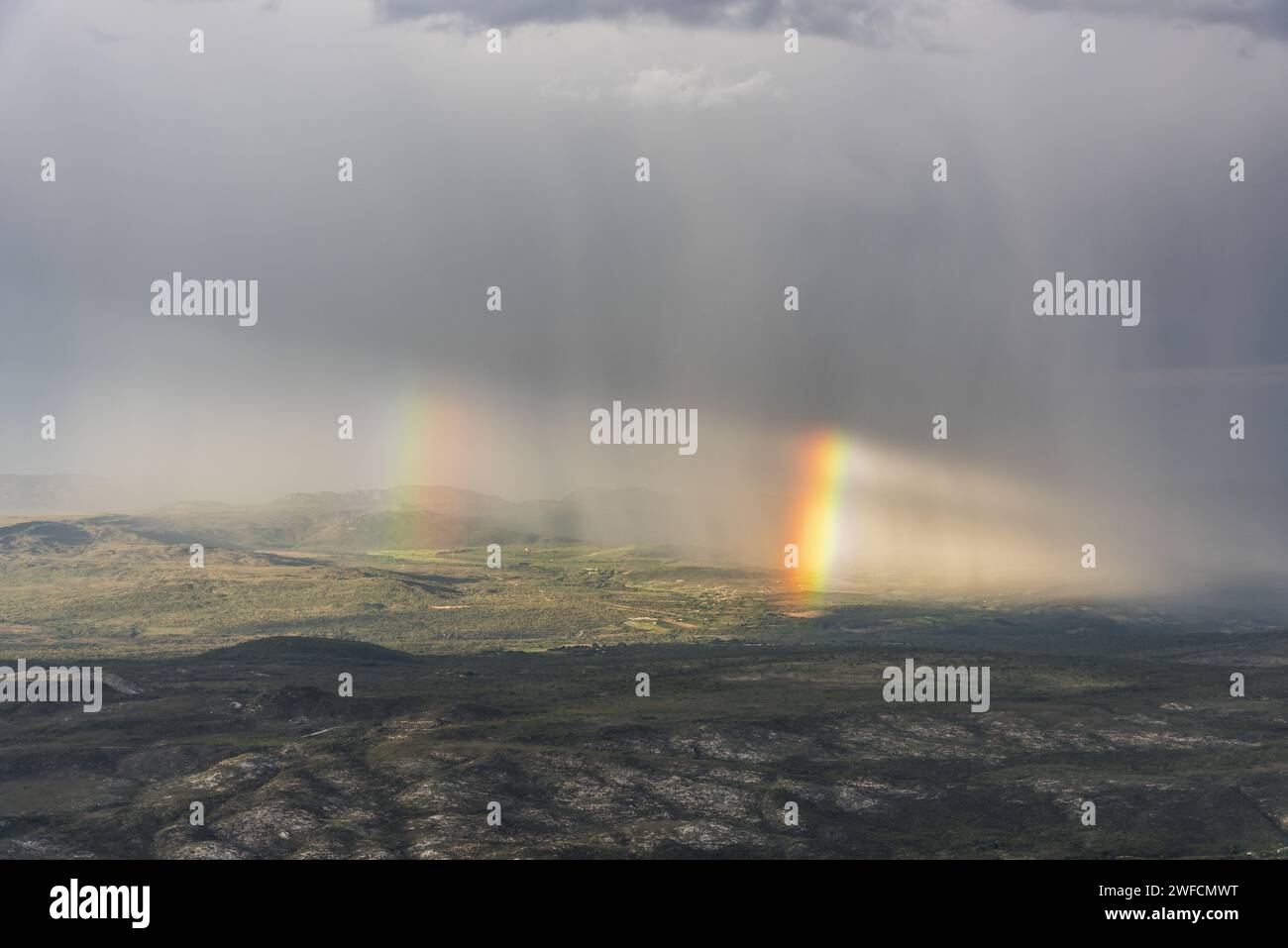 Sturm bei Sonnenaufgang mit doppeltem Regenbogen - Chapada Diamantina - Höhe tropisches Klima Stockfoto