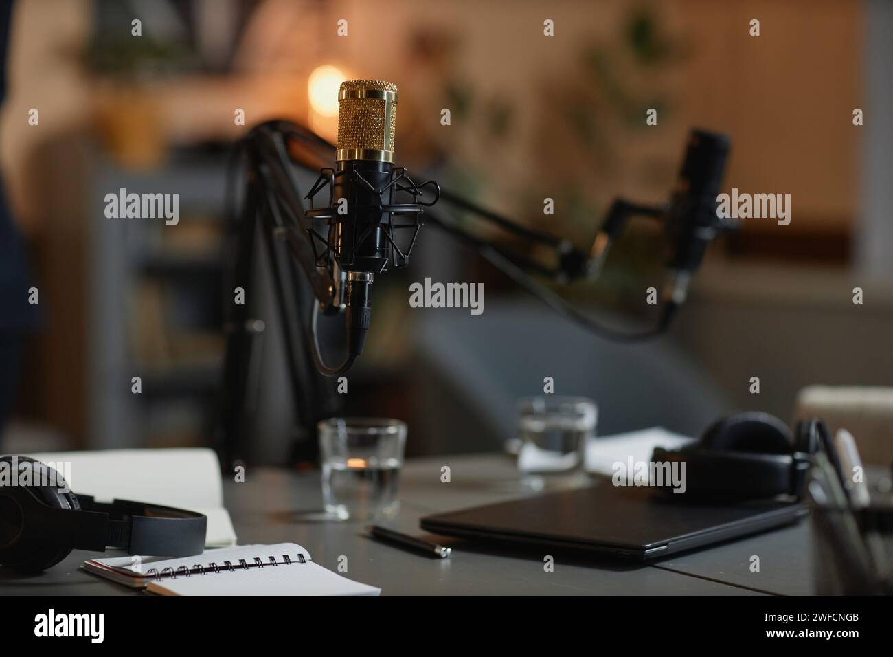 Podcast-Raum mit professionellen Mikrofonen Stockfoto