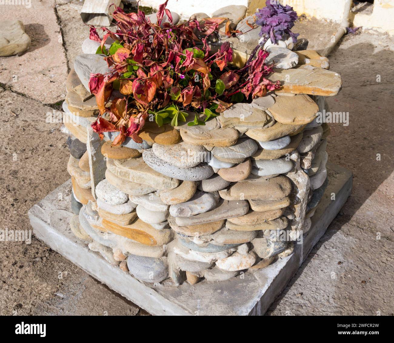 Blumenbeet aus kleinen Steinkieseln Stockfoto