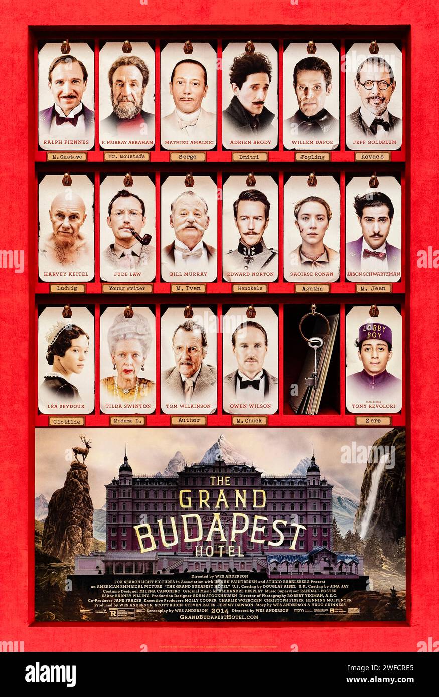 The Grand Budapest Hotel (2012) unter der Regie von Wes Anderson mit Ralph Fiennes, F. Murray Abraham und Mathieu Amalric. Preisgekrönte Komödie mit einem Ensemble über einen Hotelkoncierge, der wegen Mordes verklagt wird und seine Unschuld beweisen muss. Foto eines Original-Posters aus dem Jahr 2012 (US-1-Blatt). ***NUR REDAKTIONELLE VERWENDUNG*** Credit: BFA / Fox Searchlight Pictures Stockfoto