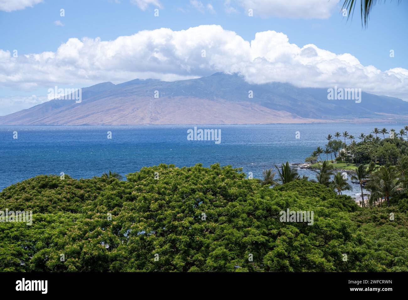 Luftaufnahme von Wailea Beach mit den West Maui Mountains in der Ferne, Maui, Kihei, Hawaii, 15. Juli, 2023. Stockfoto