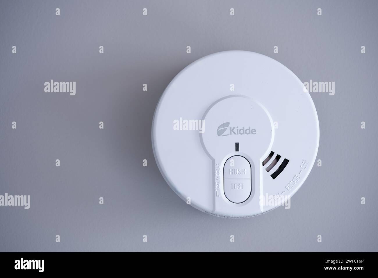 Ein optischer Rauchmelder Kidde 29HD, der an der Decke eines Zimmers in einem britischen Zuhause installiert ist. Der batteriebetriebene Feueralarm entspricht EN14604 Stockfoto