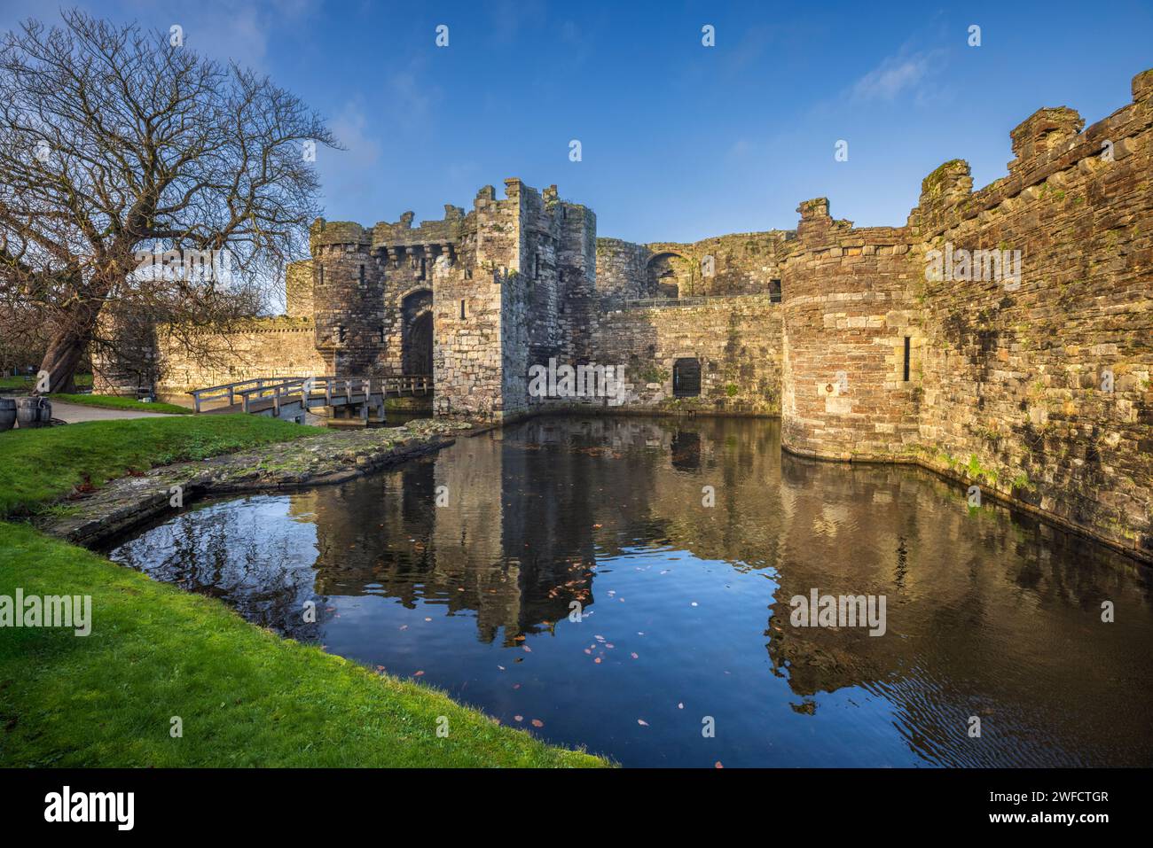 Beaumaris Castle and Graat, Anglesey, Nordwales Stockfoto