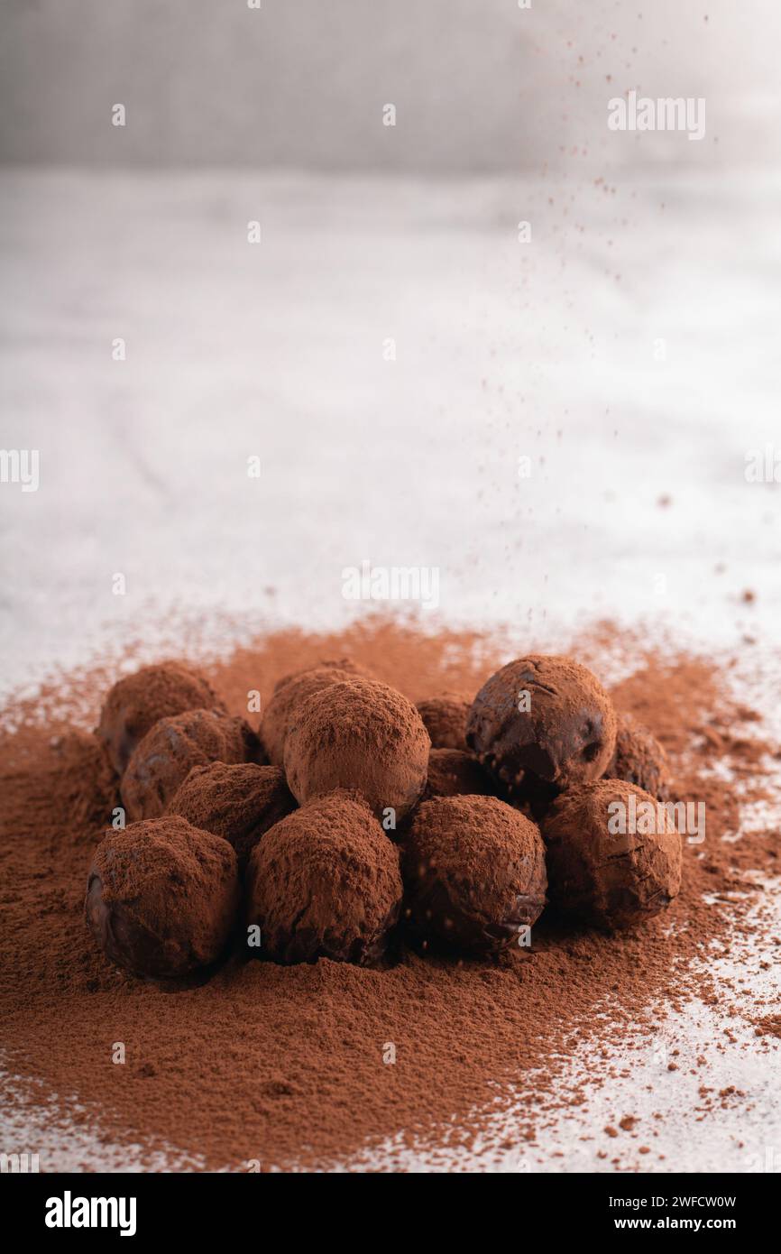Foto Schokoladentrüffel, Kakao, Konfekt, Dessert - süße Speisen, süße, hausgemachte, Süßigkeiten, Lebensmittel, Bonbon, Hintergrund, Dessert, Pulver, isoliert, Gourmet Stockfoto