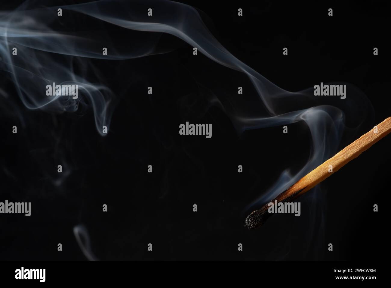 Rauch von einem Streichholz, das gerade rausgebracht wurde, isoliert auf schwarzem Hintergrund. Stockfoto