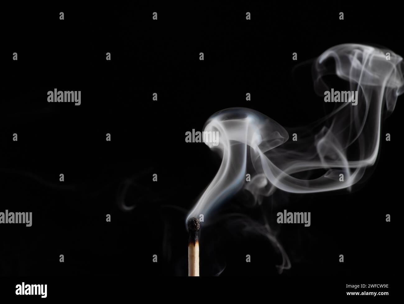 Rauch von einem Streichholz, das gerade rausgebracht wurde, isoliert auf schwarzem Hintergrund. Stockfoto