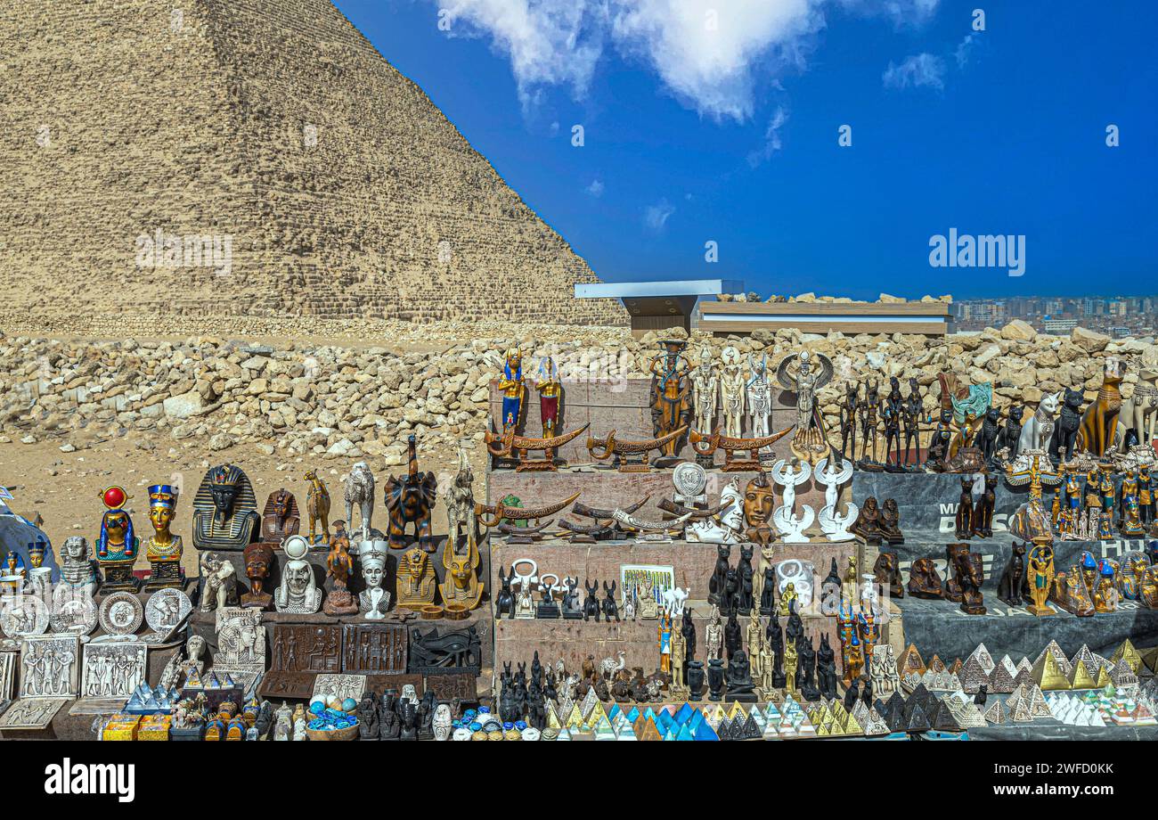 GIZEH, ÄGYPTEN, AFRIKA – 26. APRIL 2022: Verschiedene traditionelle ägyptische Souvenirs werden vor der Cheops-Pyramide zum Verkauf angeboten. Stockfoto