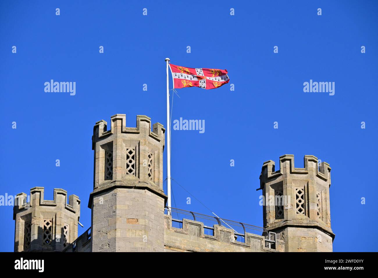 Große St. Mary's Church mit Universitätsflagge, King's Parade, Cambridge, England, Großbritannien Stockfoto