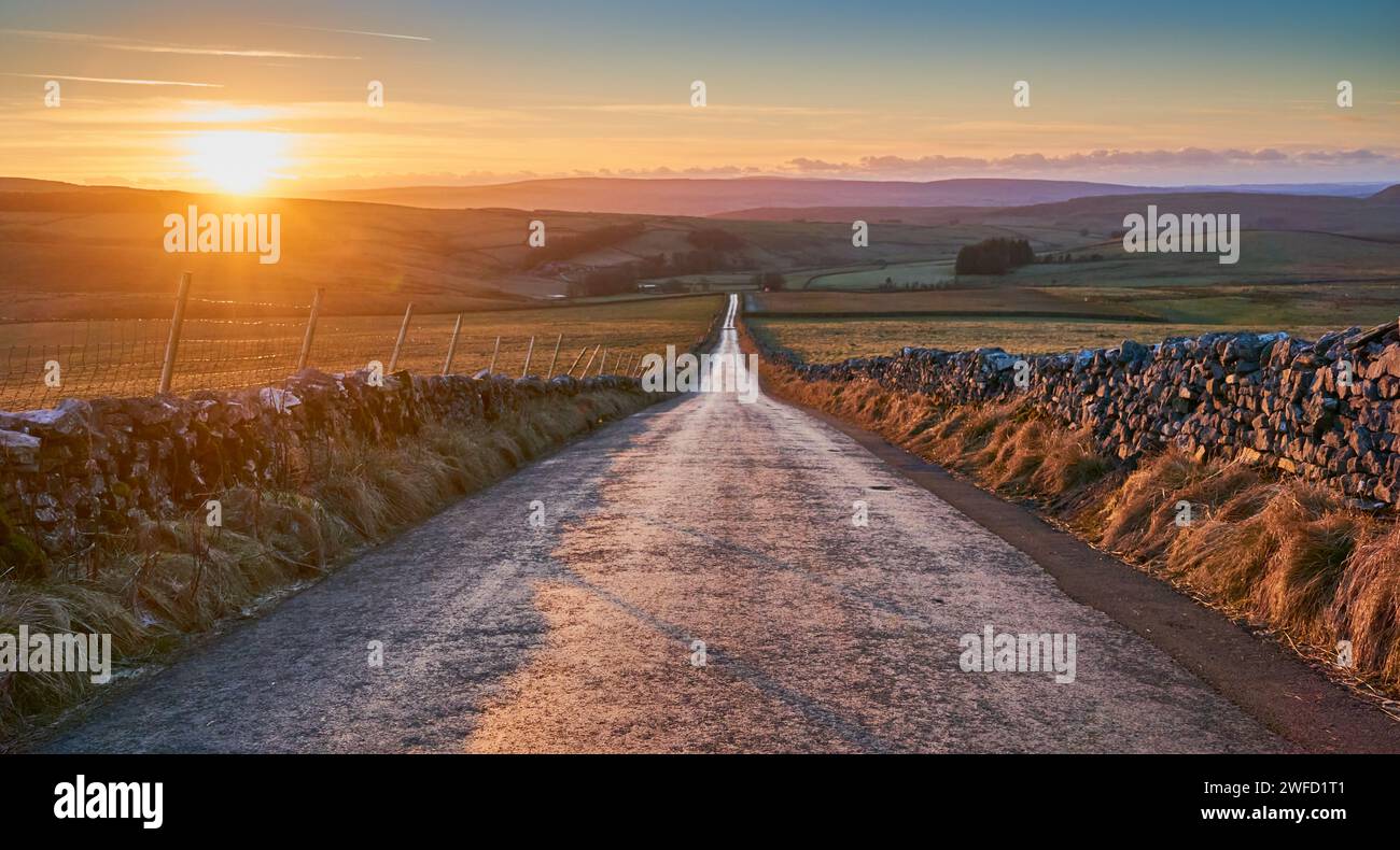 Yorkshire Dales Sonnenuntergang mit gerader Straße Stockfoto