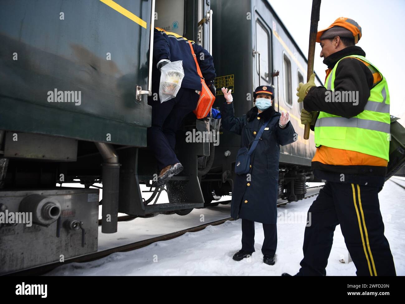 (240130) -- BAOJI, 30. Januar 2024 (Xinhua) -- Mitarbeiter der China Railway Xi'an Group Co., Ltd. Nehmen am 28. Januar 2024 einen Zug zu ihrem Arbeitsbereich auf der Baoji-Chengdu-Bahn in Baoji-Stadt, nordwestlicher chinesischer Provinz Shaanxi. Die Baoji-Chengdu-Eisenbahn, eine wichtige Strecke, die Baoji in der nordwestchinesischen Provinz Shaanxi mit Chengdu in der südwestchinesischen Provinz Sichuan verbindet, wurde 1958 als Chinas erste elektrifizierte Eisenbahnstrecke eröffnet. Aufgrund der Gelände- und Baubedingungen dürfen die auf der Bahn verkehrenden Züge die Geschwindigkeitsgrenze von 80 km/h nicht überschreiten. Aber für die Menschen leben Stockfoto