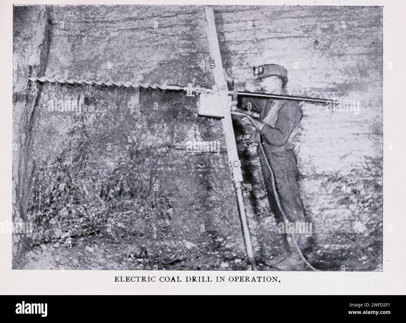 Elektrische Kohlebohrmaschine im Einsatz aus dem Artikel DIE WACHSENDE EFFIZIENZ MODERNER BERGBAUMASCHINEN. Von Cyrus Robinson. Vom Engineering Magazine widmet sich Industrial Progress Band XI Oktober 1897 The Engineering Magazine Co Stockfoto