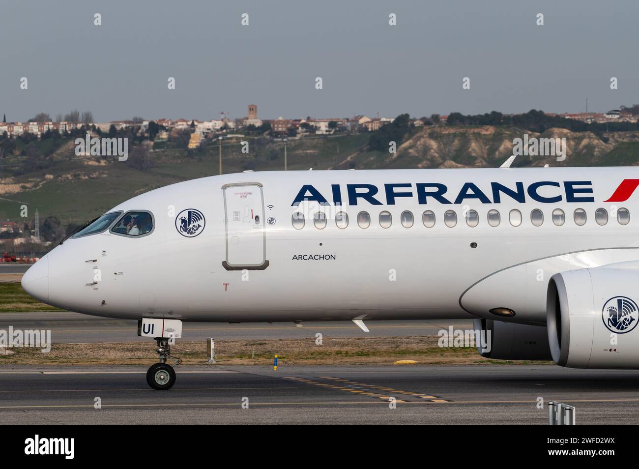 Ein kommerzieller Flug von Air France auf einer Landebahn des Flughafens Adolfo Suarez Madrid-Barajas. Stockfoto