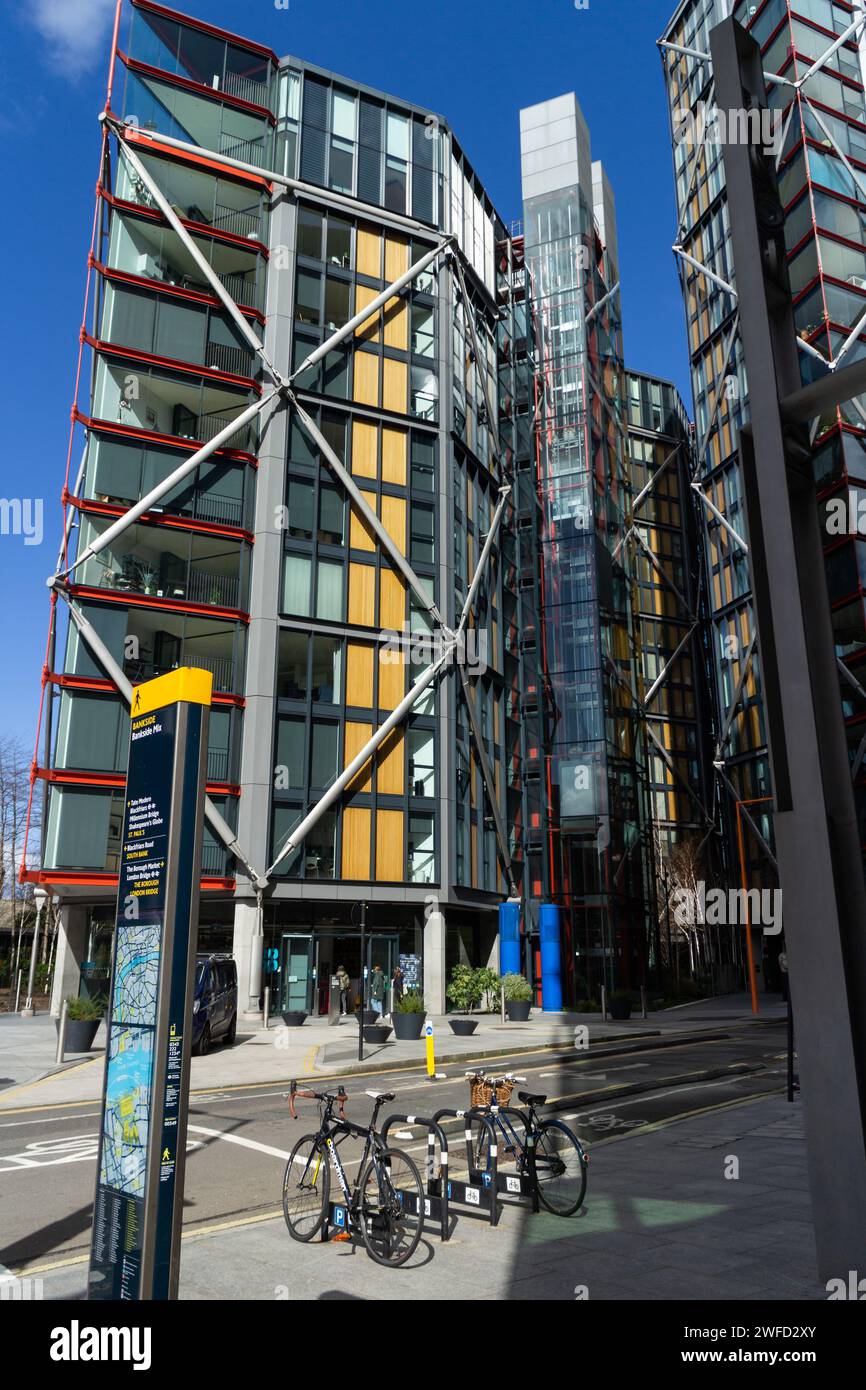 Modernes Glasgebäude an der Sumner Street in London an einem sonnigen Tag im März 2023. Stockfoto