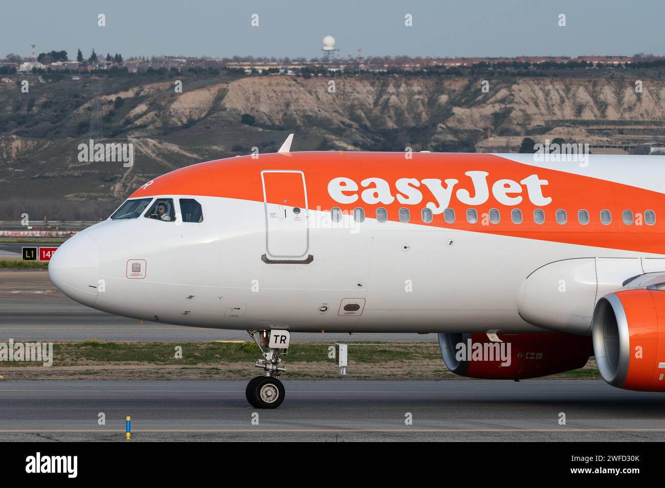 Ein kommerzieller easyJet Flug auf einer Landebahn des Flughafens Adolfo Suarez Madrid-Barajas. Stockfoto