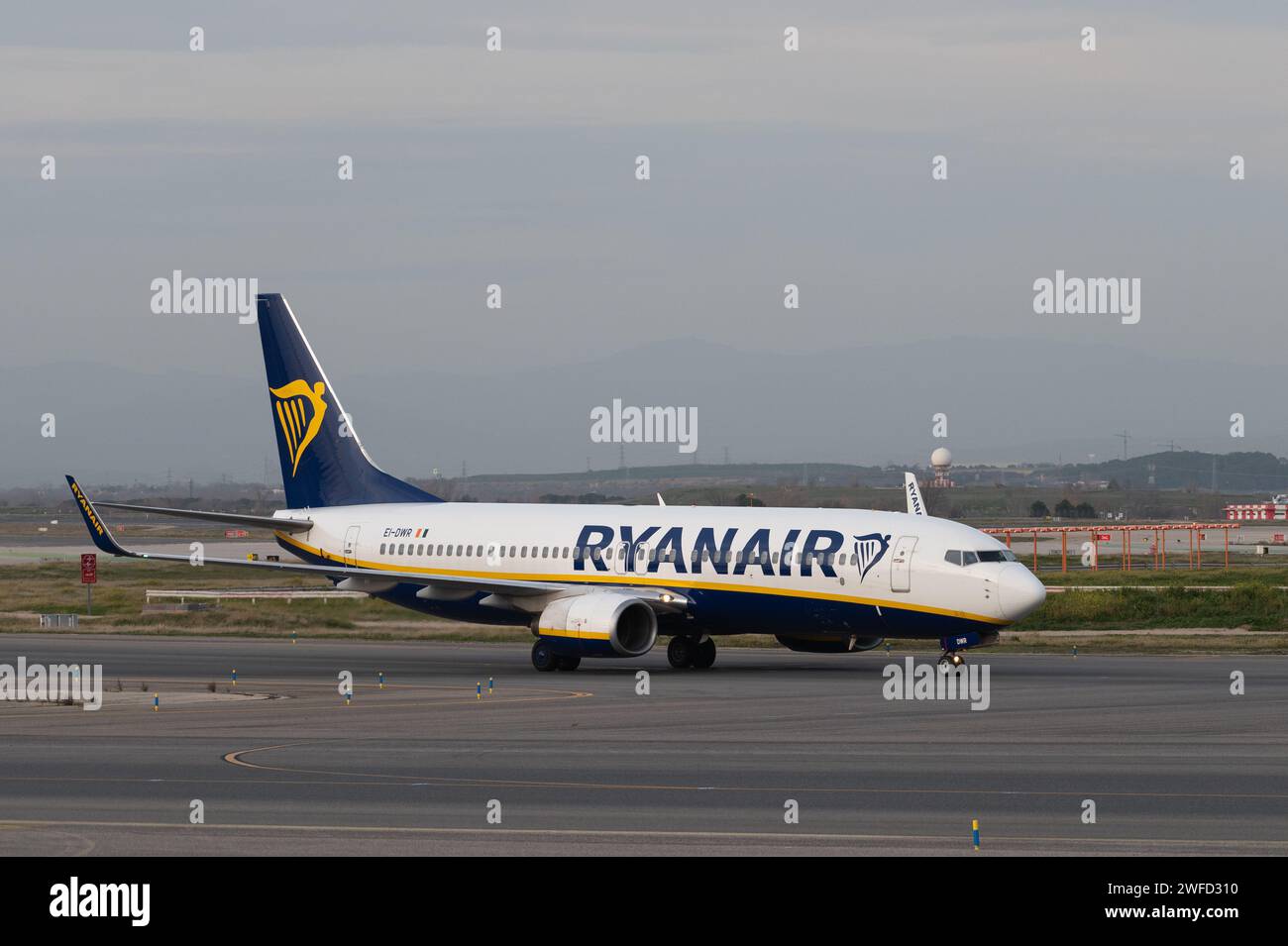 Ein kommerzieller Ryanair-Flug auf einer Landebahn des Flughafens Adolfo Suarez Madrid-Barajas. Stockfoto