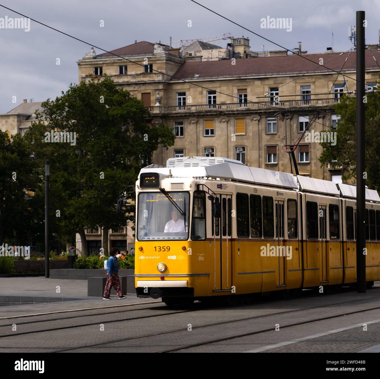Gelbe Straßenbahn in der Nähe des Parlaments in Budapest am 2023 Stockfoto