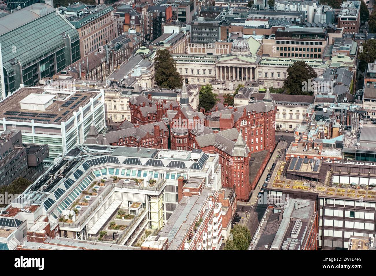 Luftaufnahme. Das dichte städtische London umfasst das UCL Cruciform Building, den Hauptcampus der UCL, das University College London Hospital & Gibbs Building, den Wellcome Trust. Stockfoto