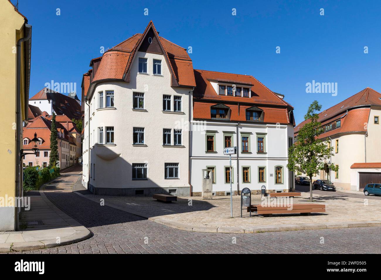 Typische Wohnhäuser an der Nikolaigasse, Ecke Färbergasse mit Lomonossow-Denkmal, im Hintergrund die Nikolaikirche, Freiberg, Sachsen, Deutschland *** Stockfoto