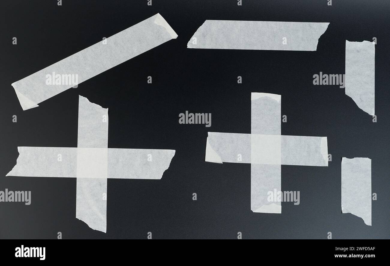 Weißes Papierklebeband mit Knautschkante isoliert auf schwarzem Studiohintergrund Stockfoto