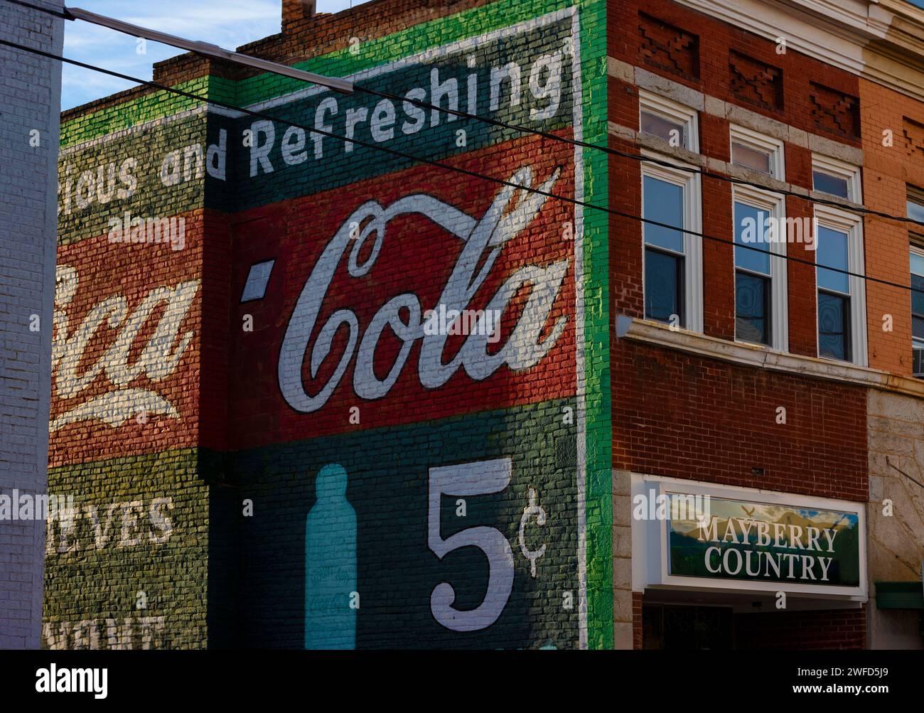 Mt. Airy, North Carolina, USA - 26. Oktober 2023: Werbung für die alte Coca Cola an der Seite eines Backsteingebäudes Stockfoto