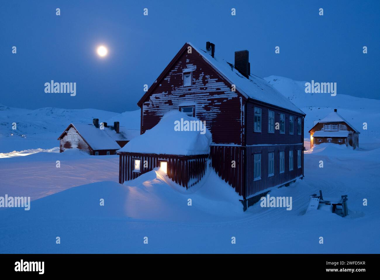 Finse, Norwegen -- Schneewehungen und Monduntergang an einem kalten Wintermorgen Stockfoto