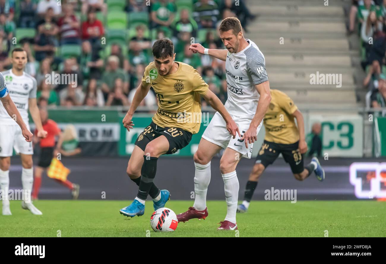 Budapest, Ungarn – 7. Mai 2022. Ferencvaros Flügelspieler Zeljko Gavric und MTK Budapest Centre-Back Slobodan Rajkovic während der ungarischen OTP Bank Liga Gamewe Stockfoto