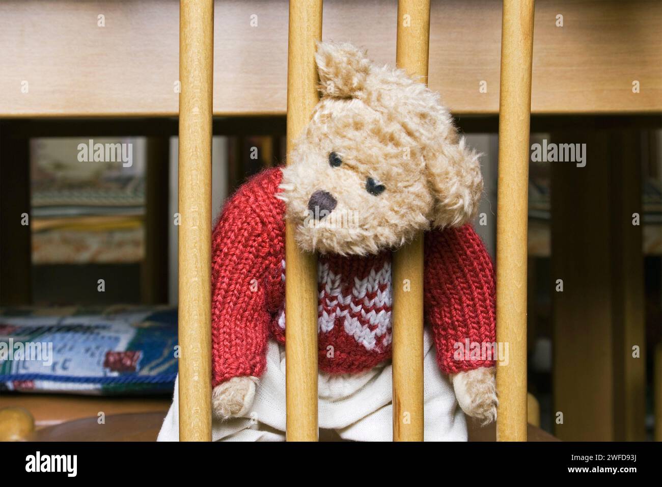 Teddybär in einer Stuhlstange gefangen Stockfoto