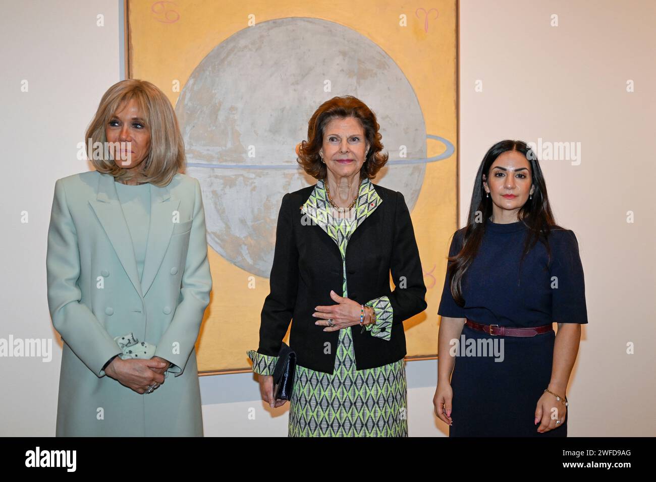 Königin Silvia und Frau Brigitte Macron posieren zusammen mit der schwedischen Kultusministerin Parisa Liljestrand und der Leiterin des Museums Gitte Ørskou vor der Malerei der Künstlerin Hilma af Klint während ihres Besuchs im Museum für Moderne Kunst in Stockholm, Schweden, am 30. Januar 2024. Der französische Präsident Emmanuel Macron und Frau Brigitte Macron sind zu einem zweitägigen Staatsbesuch in Schweden. Foto: Jessica Gow/TT Code 10070 Credit: TT News Agency/Alamy Live News Stockfoto