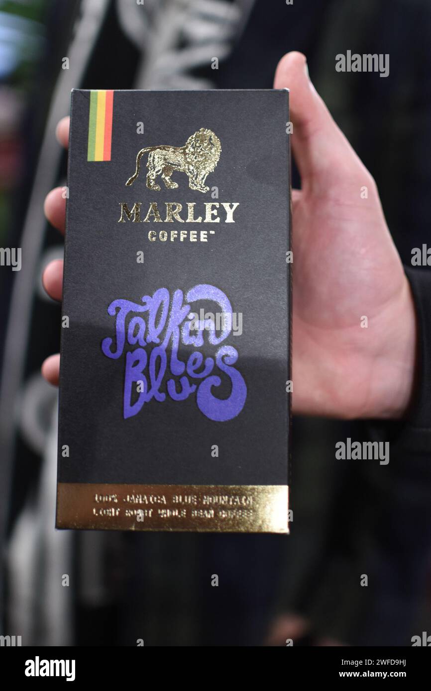 Zur Feier der Theaterveröffentlichung von BOB MARLEY: ONE LOVE wurde im Outernet, Charing Cross Road, ein exklusives Pop-Up-Erlebnis eröffnet. Vom 29. Januar bis 3. Februar 2024 findet die BOB MARLEY: One Love Pop Up (im Outernet) bietet Fans Zugang zu einer exklusiven Merchandise-Kollektion, die limitierte Bekleidung zusammen mit Bob Marley Vinyl und sogar Marley Coffee umfasst – eine Feier des globalen Einflusses von Bob Marley auf Musik und Kultur. Heute erhielten die ersten 100 Besucher durch die Tür exklusive Goody Packs und die Chance, Tickets für die UK Premiere des Films zu gewinnen. Stockfoto