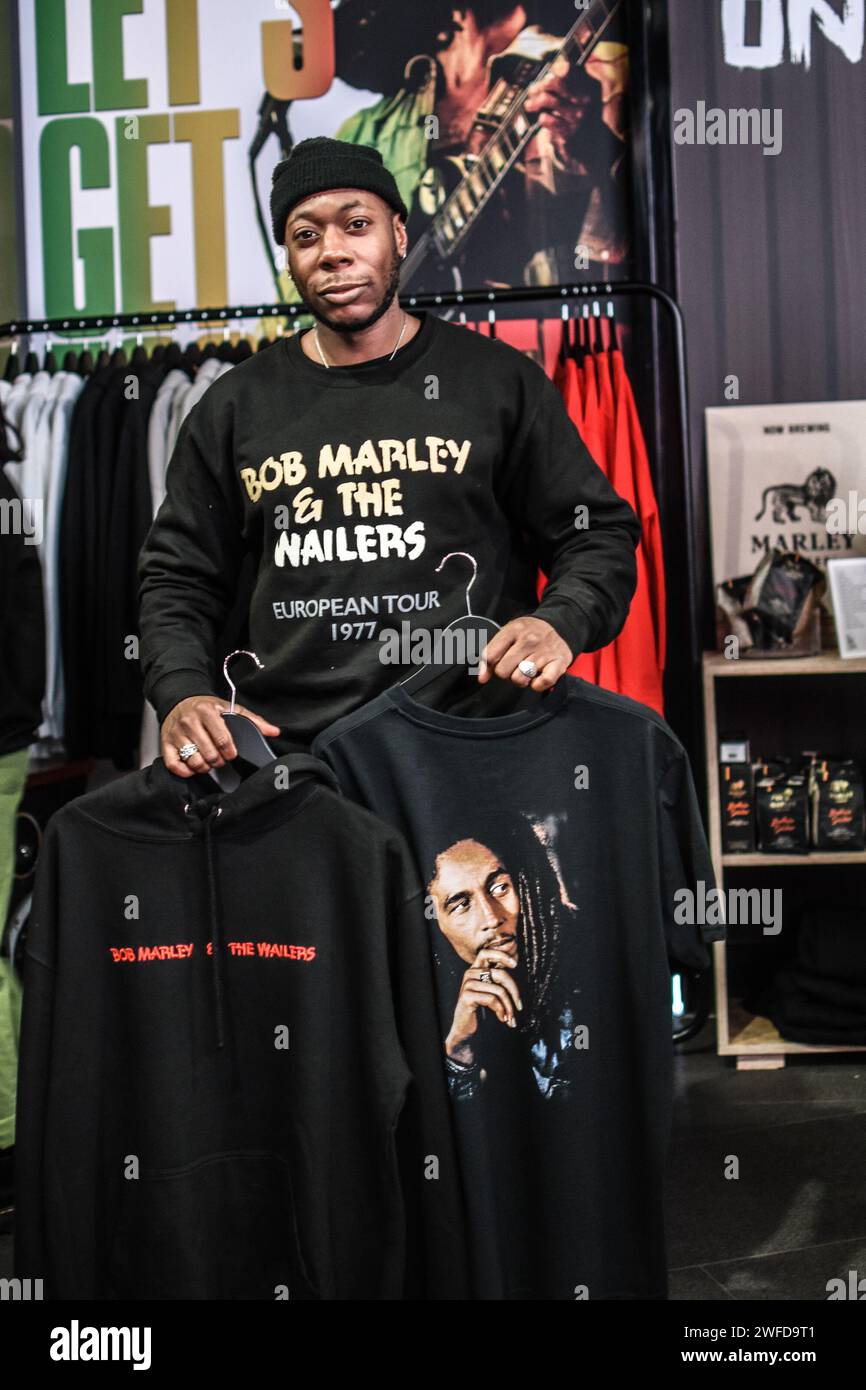 Zur Feier der Theaterveröffentlichung von BOB MARLEY: ONE LOVE wurde im Outernet, Charing Cross Road, ein exklusives Pop-Up-Erlebnis eröffnet. Vom 29. Januar bis 3. Februar 2024 findet die BOB MARLEY: One Love Pop Up (im Outernet) bietet Fans Zugang zu einer exklusiven Merchandise-Kollektion, die limitierte Bekleidung zusammen mit Bob Marley Vinyl und sogar Marley Coffee umfasst – eine Feier des globalen Einflusses von Bob Marley auf Musik und Kultur. Heute erhielten die ersten 100 Besucher durch die Tür exklusive Goody Packs und die Chance, Tickets für die UK Premiere des Films zu gewinnen. Stockfoto