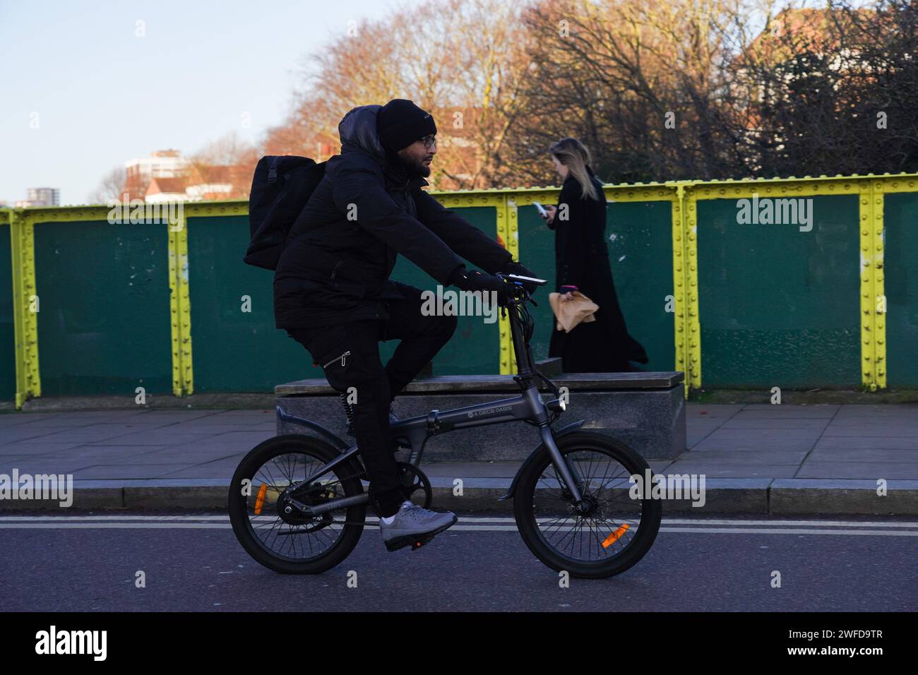 Ein Radfahrer pendelt in Hackney, East London, in der frühen Morgensonne. Stockfoto